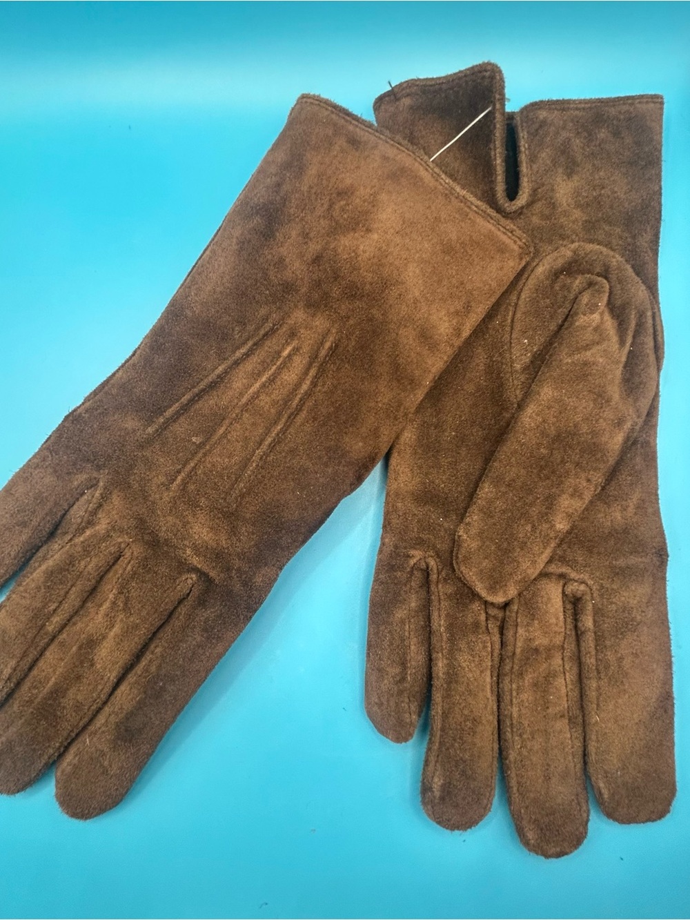 Women’s L isotoner Brown Suede Gloves - Classic Winter Accessory